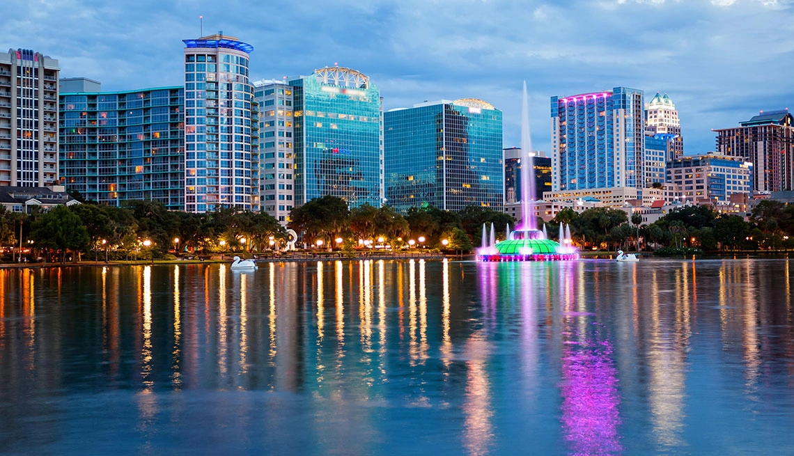 Skyline de Downtown Orlando con Lake Eola en primer plano
